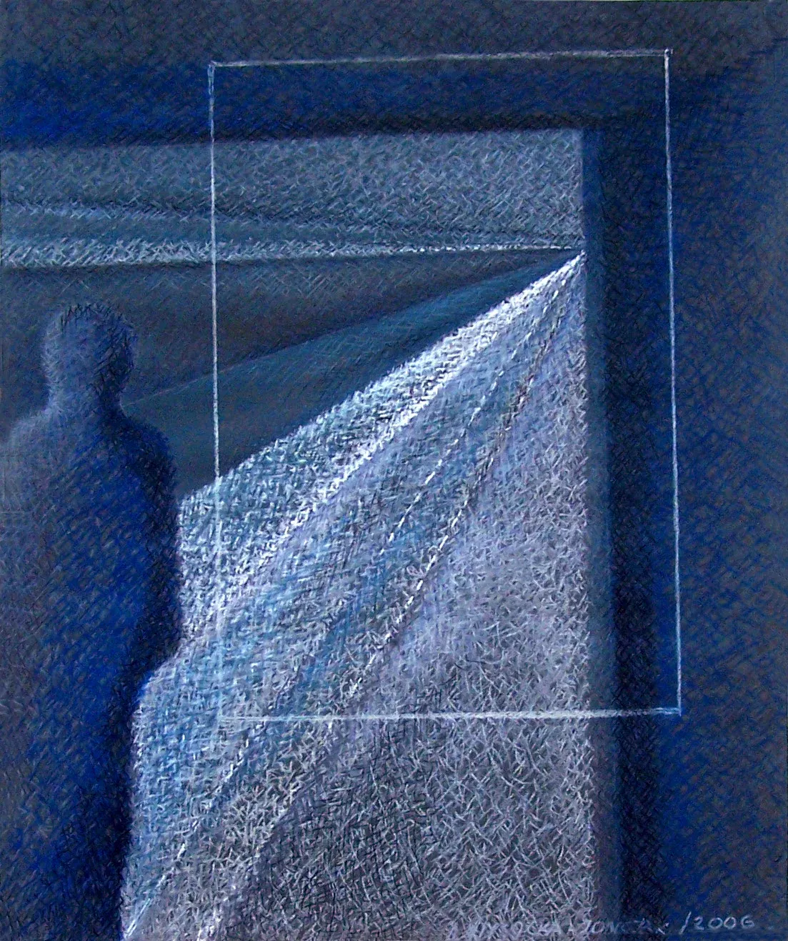 Droga III: una figura d’ombra guarda un telo di luce che scende in diagonale dentro una cornice tracciata di bianco, nel blu della stanza