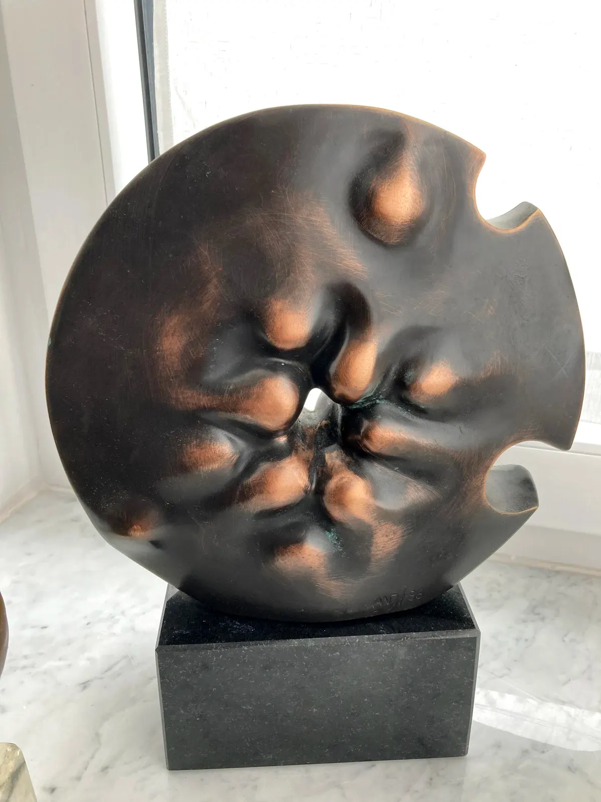 «Skupienie (z cyklu Dyski)» (1998), bronzo — opera di Antonina Wysocka-Jonczak