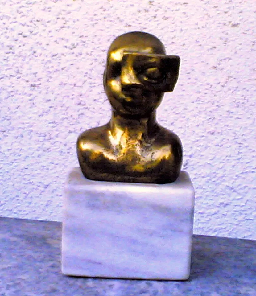«Subiektywny» (1980), bronzo — opera di Antonina Wysocka-Jonczak