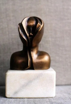 Z cyklu Subiektywny: piccolo busto di bronzo su base di marmo, il volto chiuso da lembi che si ripiegano come petali