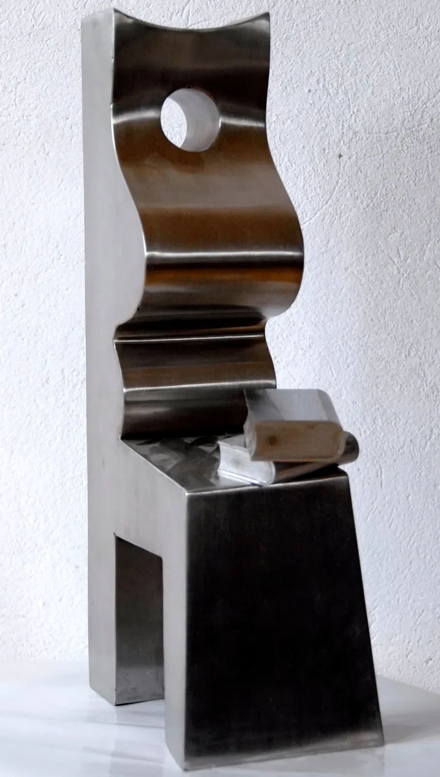 «Matka z książką» (1979), acciaio inox — opera di Antonina Wysocka-Jonczak