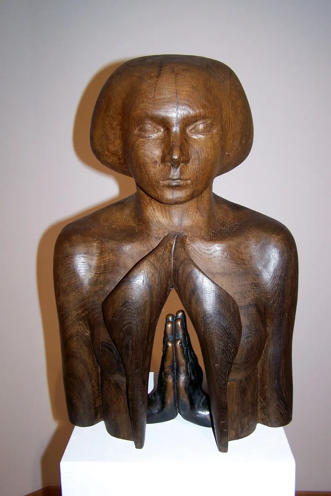 «Skupienie» (1986–87), rovere nero, bronzo — opera di Antonina Wysocka-Jonczak