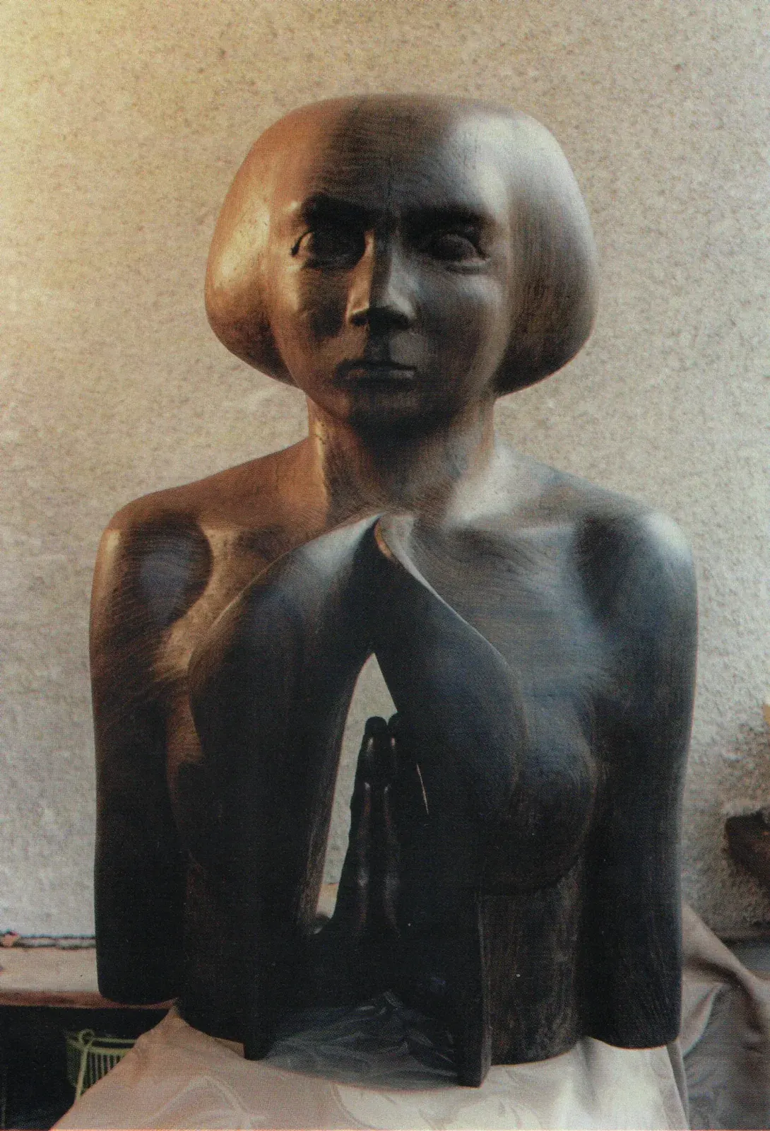 «Skupienie» (1986–87), rovere nero, bronzo — opera di Antonina Wysocka-Jonczak