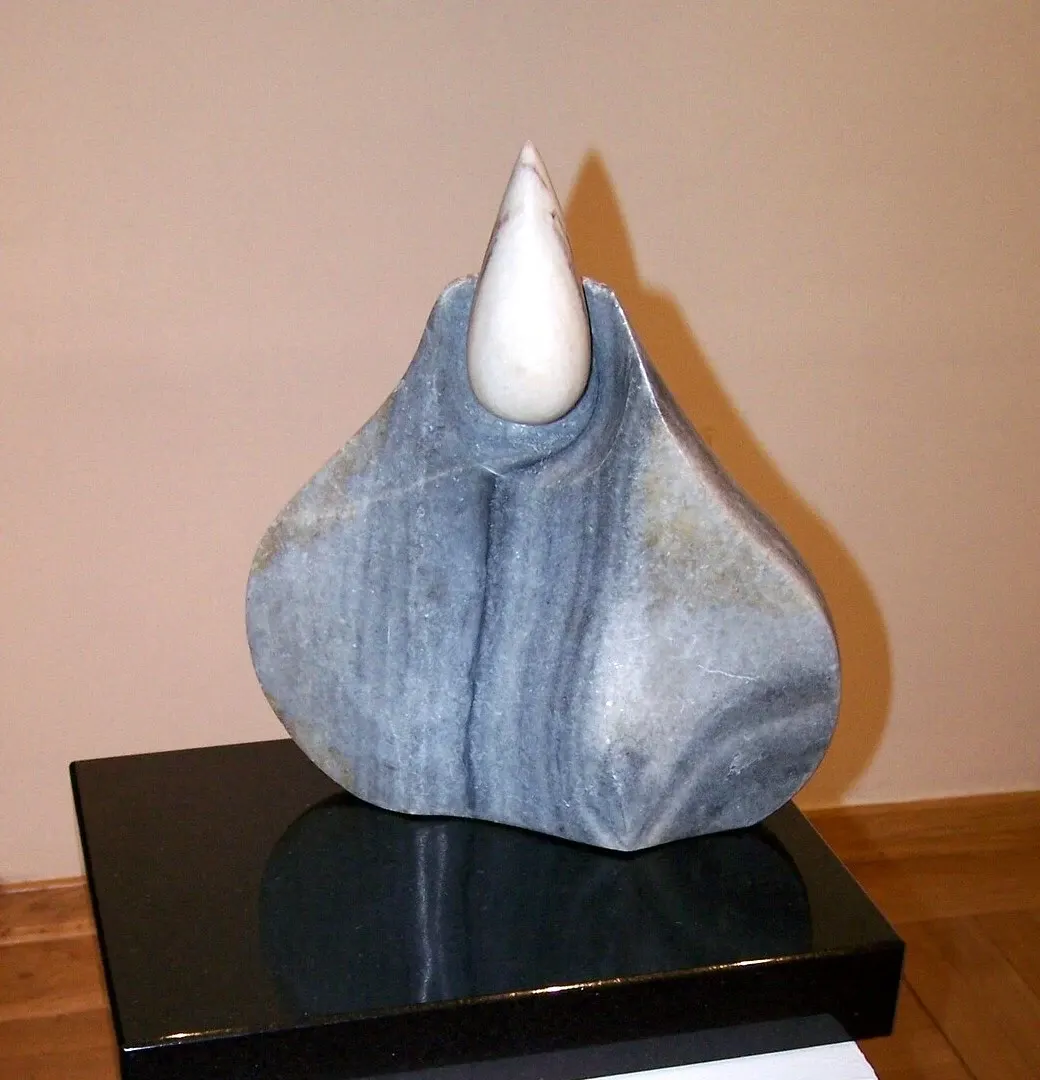 «Kropla życia» (1996), marmo — opera di Antonina Wysocka-Jonczak