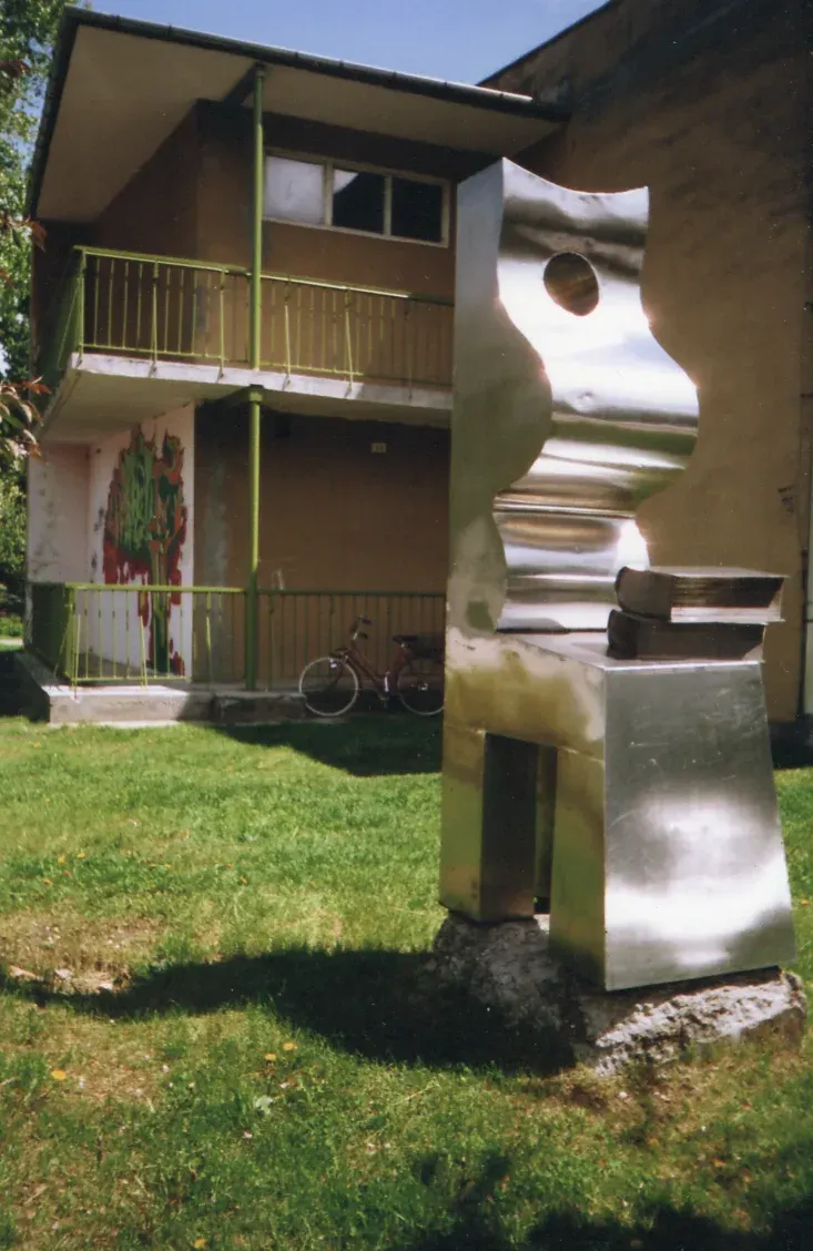 Matka z książką — monumento h 260 in situ (Mielec)