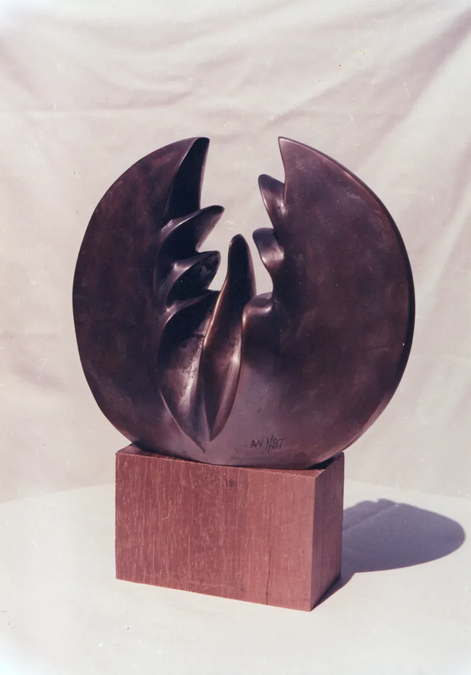 «Wzrastanie (z cyklu Dyski)» (1988), bronzo — opera di Antonina Wysocka-Jonczak