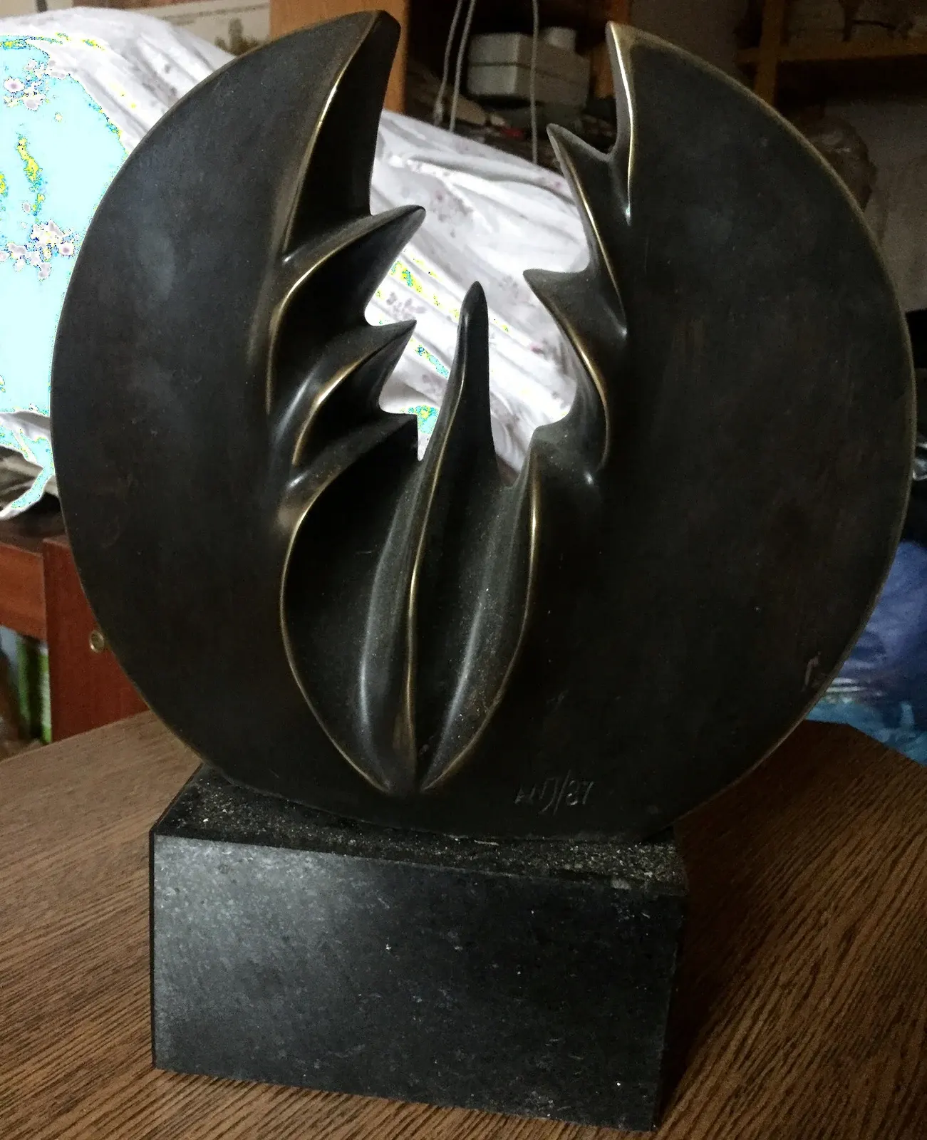 «Wzrastanie (z cyklu Dyski)» (1988), bronzo — opera di Antonina Wysocka-Jonczak