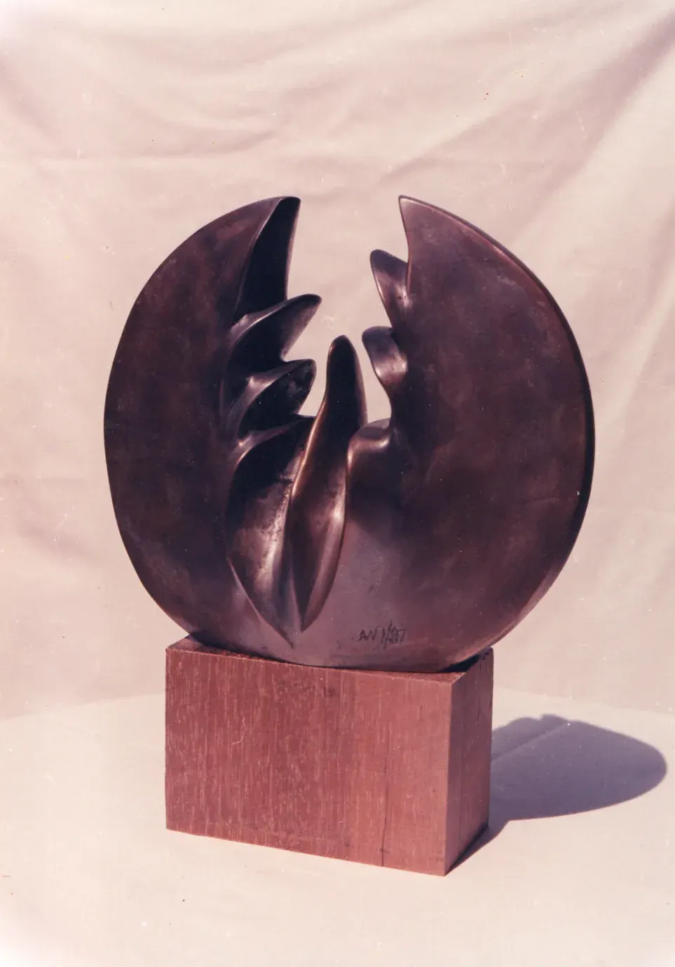 «Wzrastanie (z cyklu Dyski)» (1988), bronzo — opera di Antonina Wysocka-Jonczak