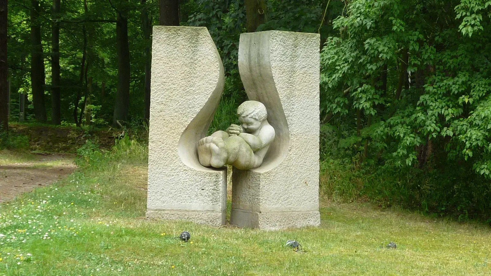 Cywilizacja II — La radura al margine del bosco, con il sentiero che le passa accanto.