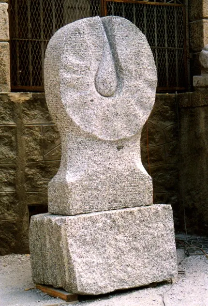 «Łza szczęścia» (1995), granito — opera di Antonina Wysocka-Jonczak