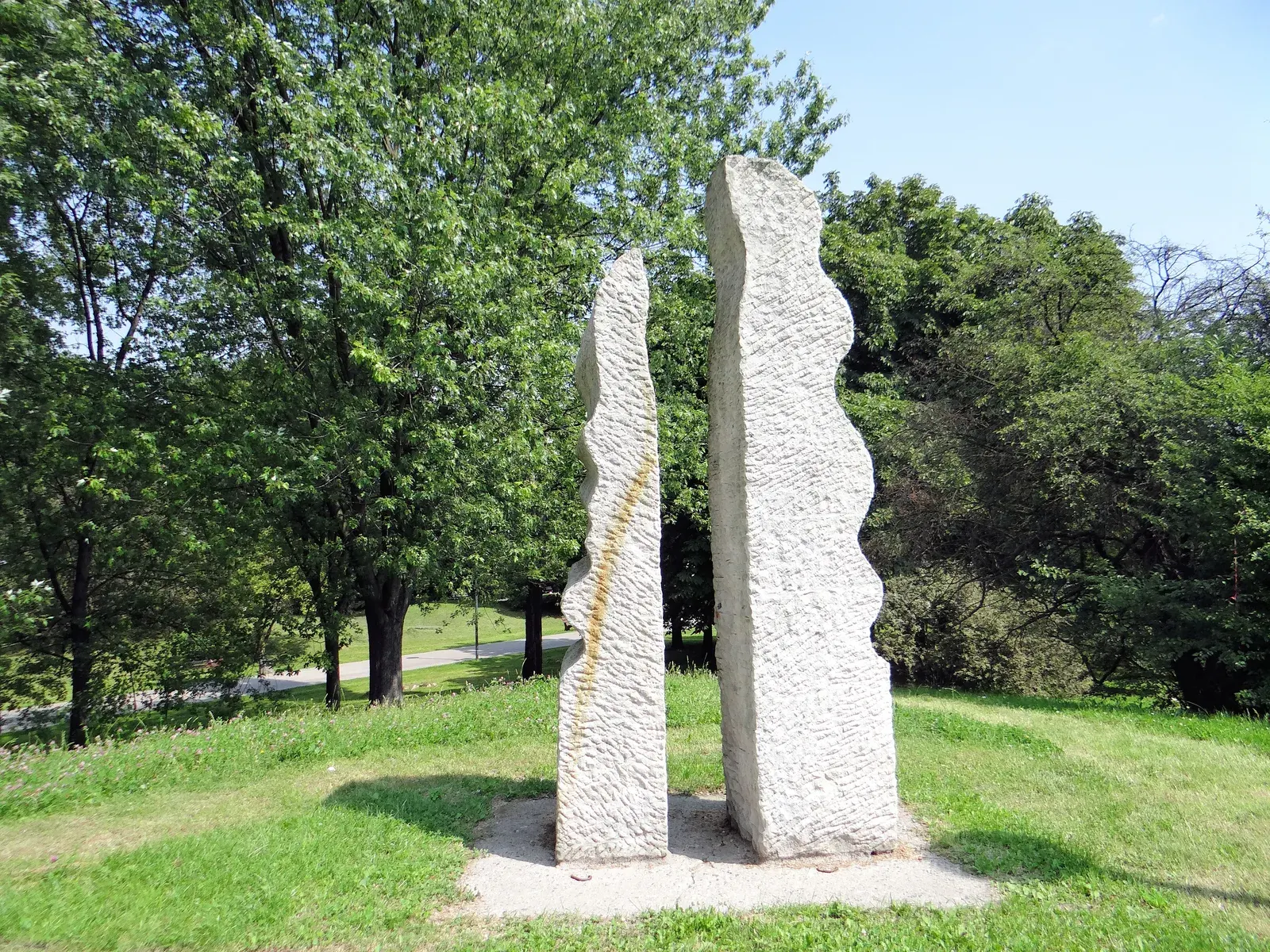 Etiuda — le due steli intere nel prato del Pole Mokotowskie; la pagina Commons le colloca fra le sculture di «Art Konfrontacje»