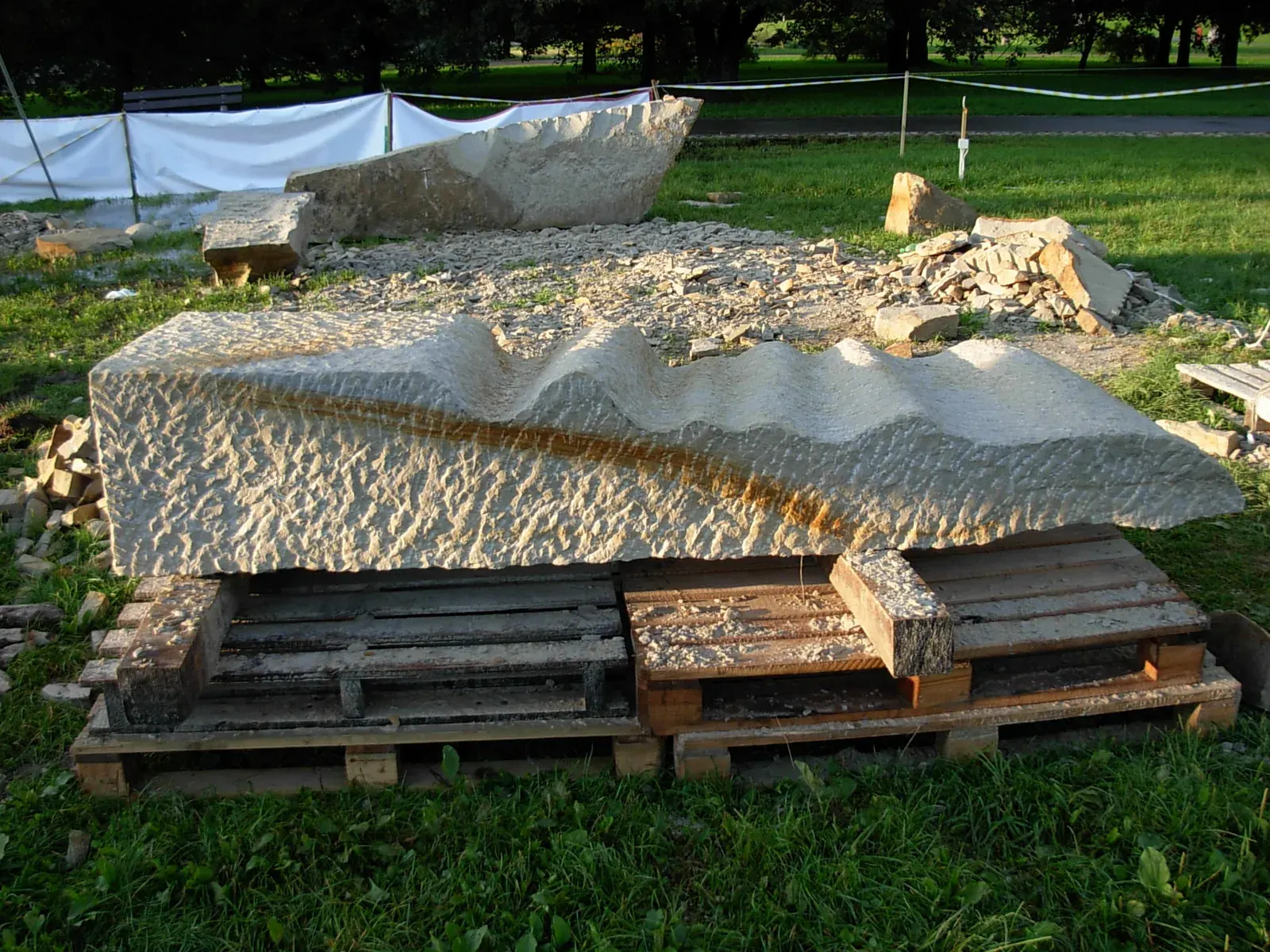 Etiuda — Due blocchi accostati sui pallet, con i profili ondulati che si corrispondono.