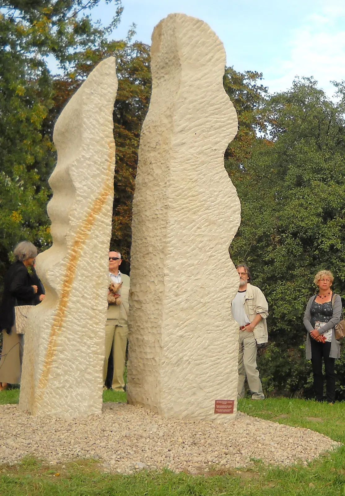 Etiuda — L'opera scoperta, con la targhetta al piede della stele di destra (ritaglio sull'opera).