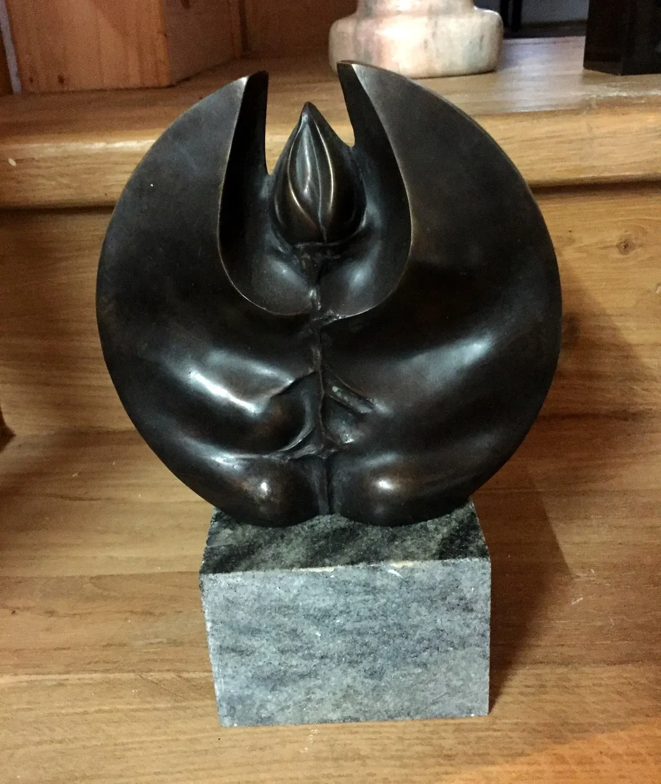 «Róża» (2007), bronzo — opera di Antonina Wysocka-Jonczak