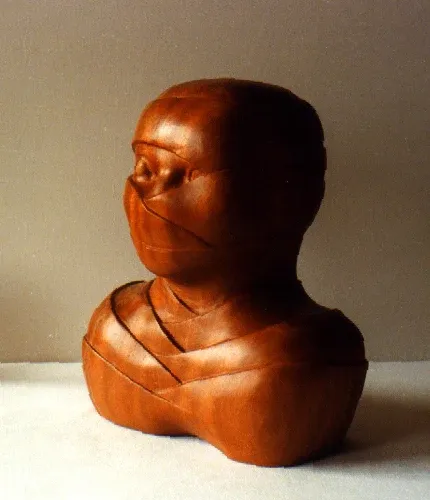 Subiektywny I: testa e busto di legno fasciati da bende scolpite che coprono la bocca e scendono sul petto