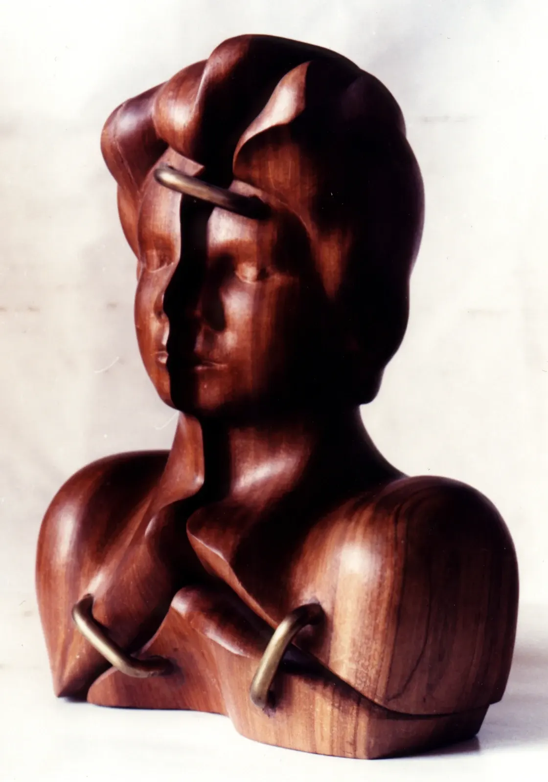 «Scalona» (1981), mogano, ottone — opera di Antonina Wysocka-Jonczak