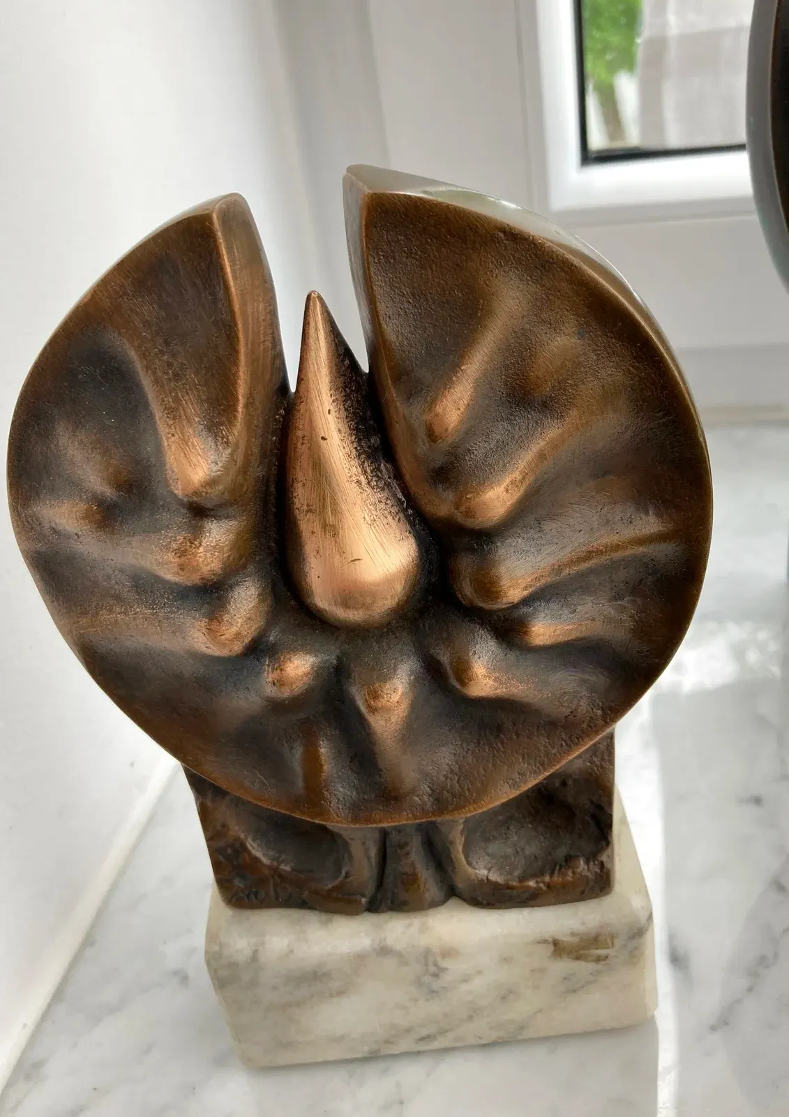 «Z cyklu „Sacrum”» (1993), bronzo, marmo — opera di Antonina Wysocka-Jonczak