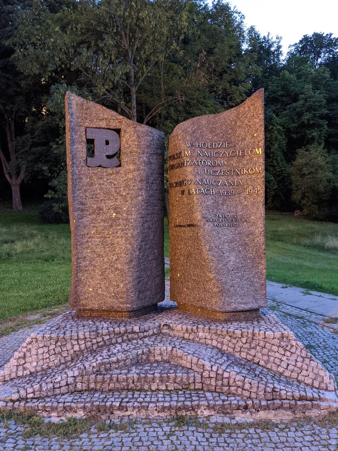 «Pomnik Nauczycieli Tajnego Nauczania 1939–1945» (2000), granito e granito nero — opera di Antonina Wysocka-Jonczak