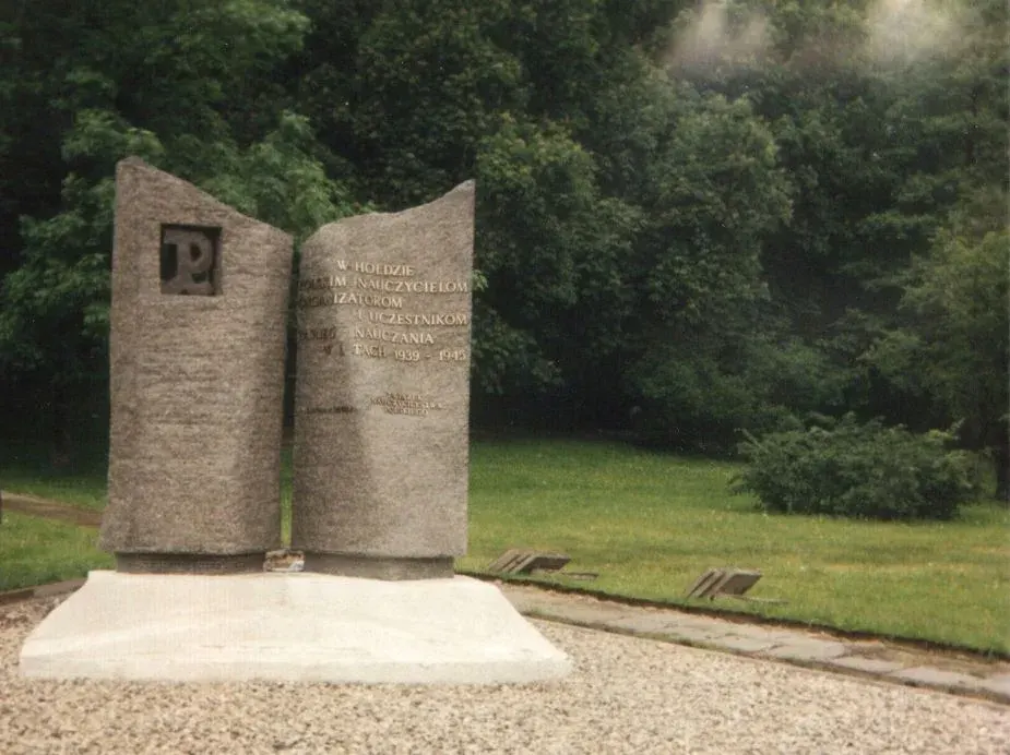 Pomnik Nauczycieli Tajnego Nauczania 1939–1945 — frontale con iscrizione leggibile