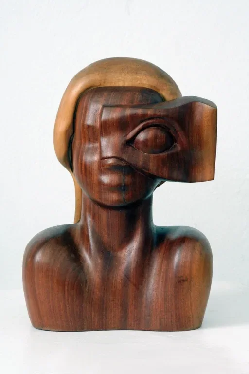 «Subiektywny II» (1980), legno (mogano e acero) — opera di Antonina Wysocka-Jonczak