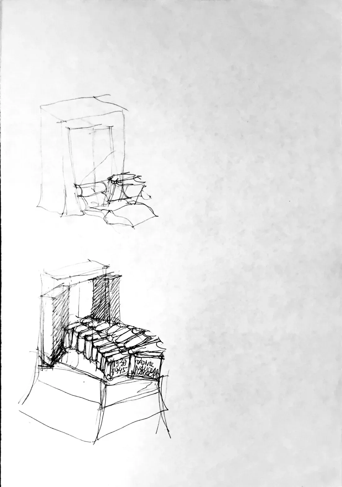 Foglio verticale con due studi a penna biro: in alto un blocco squadrato con una grande apertura rettangolare e davanti alcune forme accostate, appena abbozzato; in basso lo stesso soggetto risolto — una stele con la fenditura verticale passante, davanti una fila di volumi distesi come libri su una mensola, e sul fronte della mensola due riquadri con lettere e cifre, il tutto su un basamento svasato