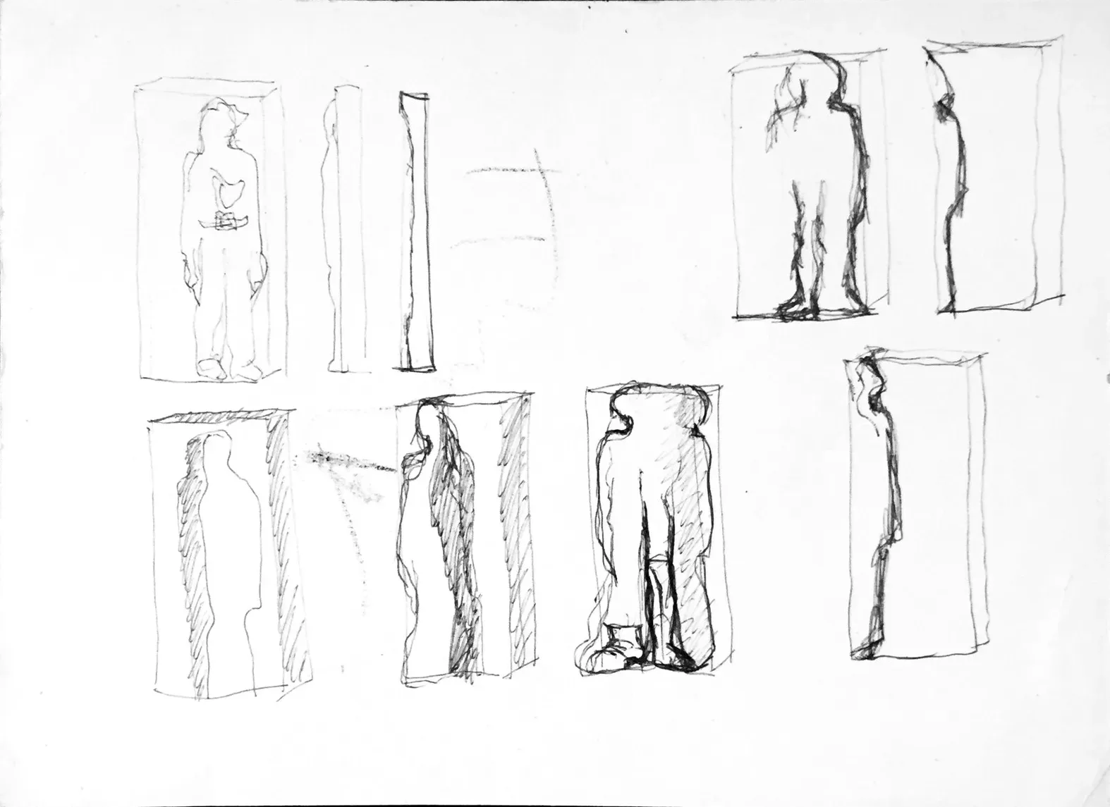 Foglio a penna con nove studi allineati: in alto a sinistra una figura in piedi dentro un vano rettangolare disegnata a contorno; accanto lastre viste di spigolo; in basso e a destra la sagoma umana lasciata in bianco mentre il campo attorno è coperto di tratteggio obliquo fitto