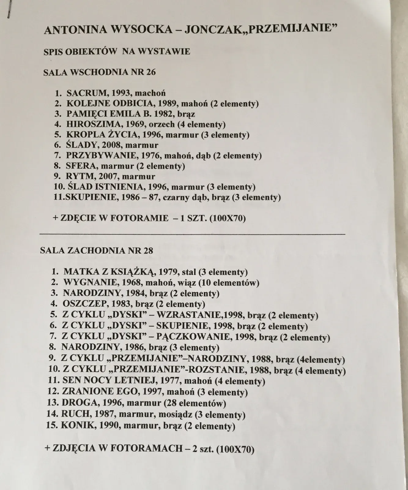 Foglio dattiloscritto: «Antonina Wysocka-Jonczak „Przemijanie” · Spis obiektów na wystawie», con gli elenchi numerati della Sala Wschodnia nr 26 e della Sala Zachodnia nr 28; alla riga 11 della seconda, «Sen nocy letniej, 1977, mahoń (4 elementy)»
