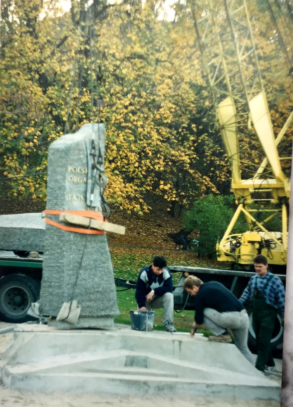 Pomnik Nauczycieli Tajnego Nauczania 1939–1945 — posa in opera nel parco (issata dalla gru), autunno 2000