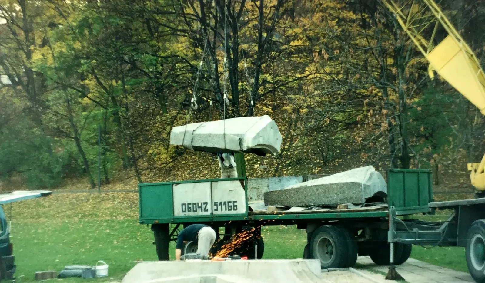 Pomnik Nauczycieli Tajnego Nauczania 1939–1945 — trasporto della lastra su camion nel parco