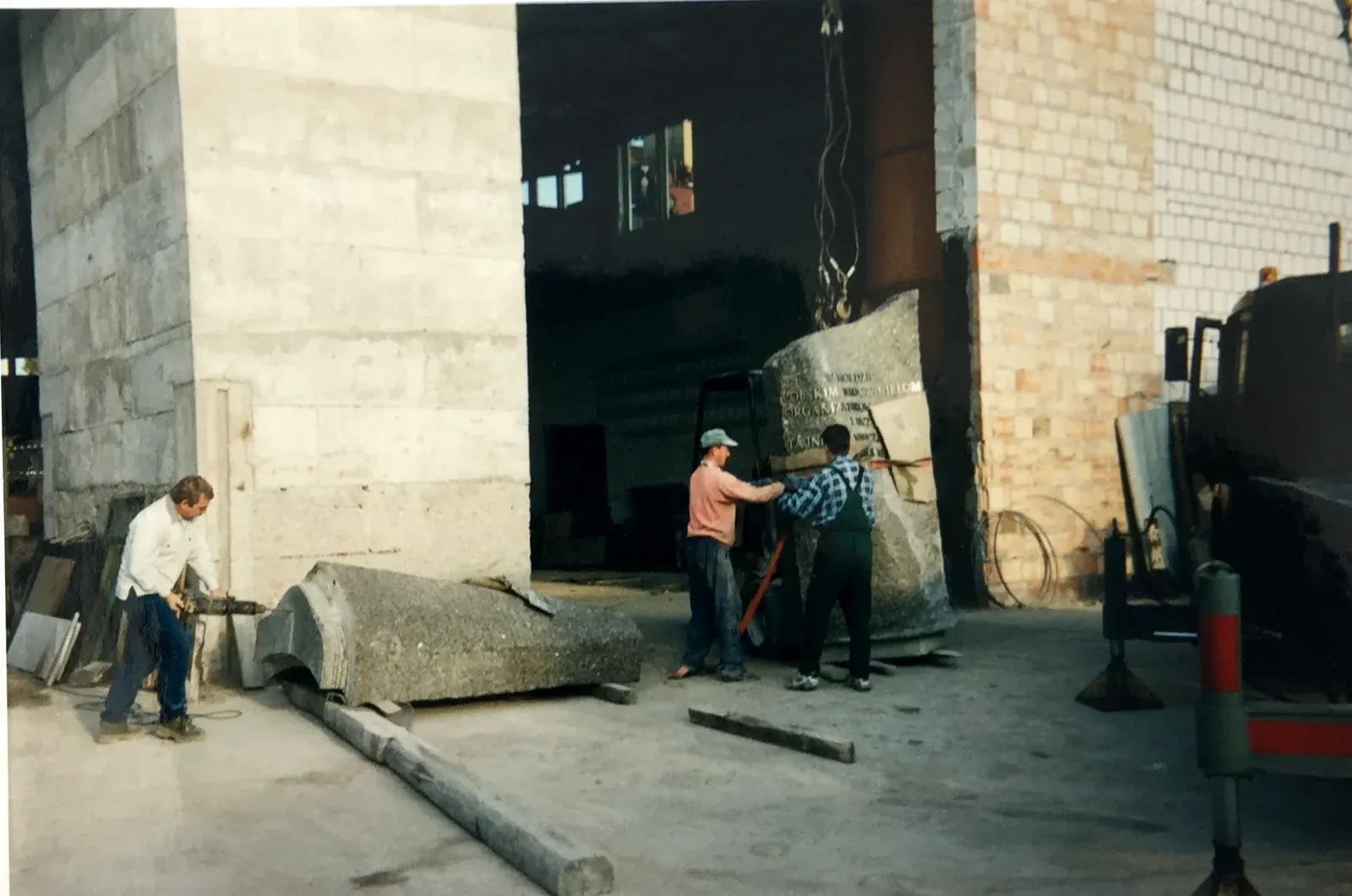 Pomnik Nauczycieli Tajnego Nauczania 1939–1945 — officina: movimentazione blocchi (variante)