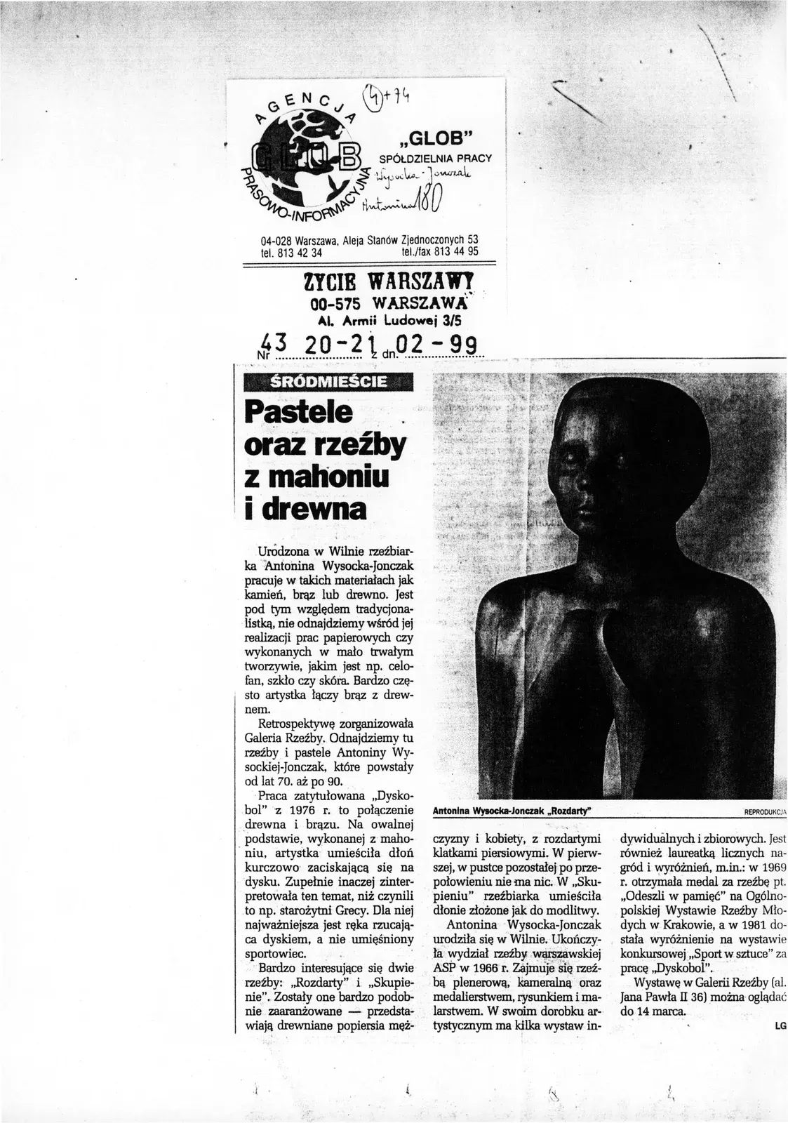 Ritaglio di Życie Warszawy sulla personale alla Galeria Rzeźby, 1999, con la foto della scultura «Rozdarty».