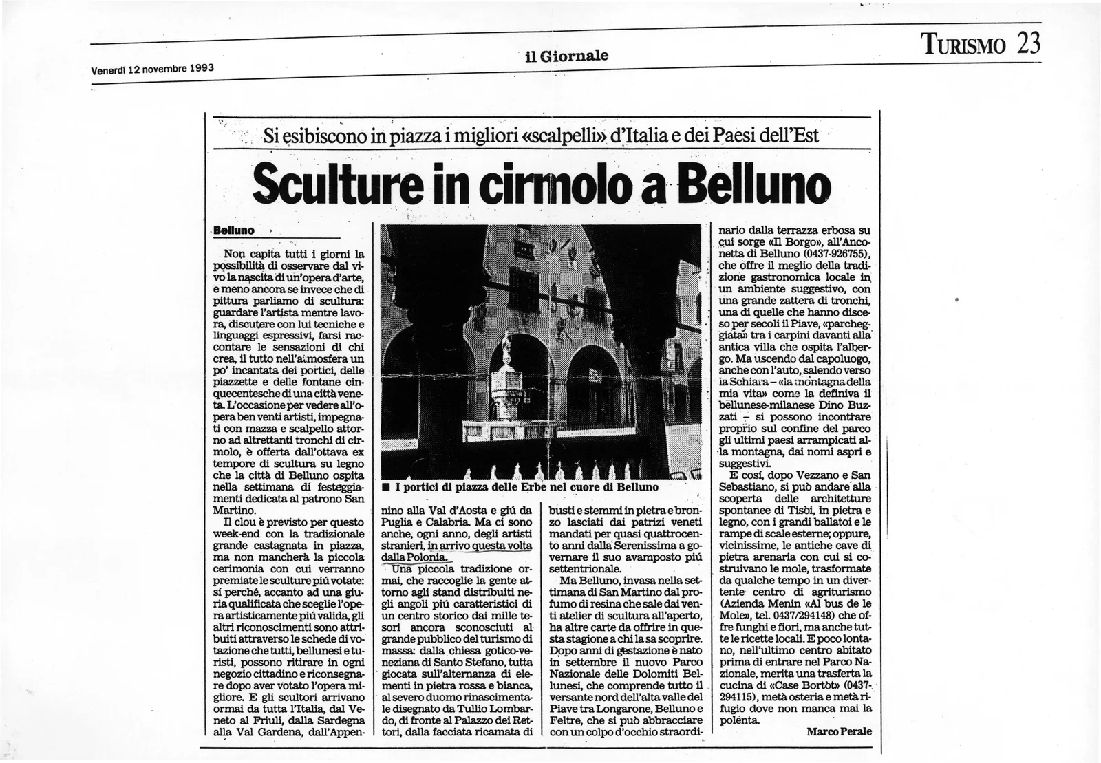 Pagina di quotidiano del 12 novembre 1993, sezione Turismo: il titolo «Sculture in cirmolo a Belluno» e, al centro, una fotografia in bianco e nero dei portici di piazza delle Erbe con una statua sotto le arcate