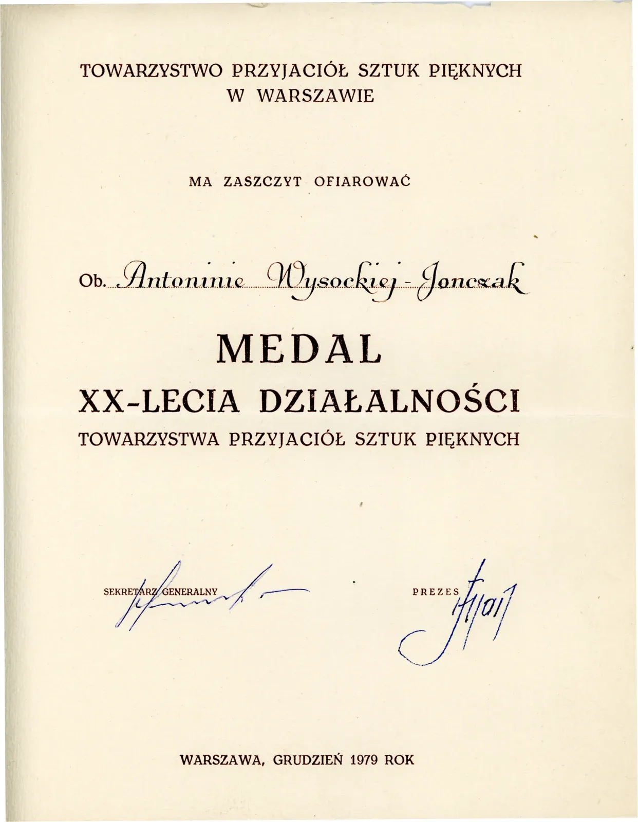 Diploma della medaglia per il ventennale di attività della Società degli Amici delle Belle Arti di Varsavia, 1979, su carta crema con firme a inchiostro blu.